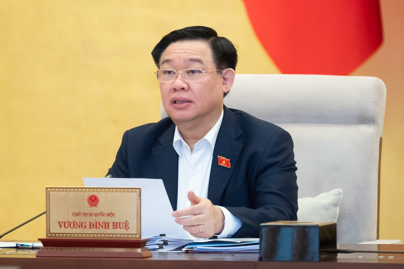 Chủ tịch Quốc hội Vương Đình Huệ phát biểu tại phiên họp.