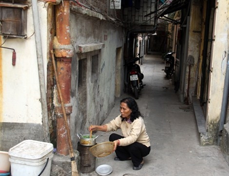 Từng miếng sắt trên cửa sổ đã tách rời ra khỏi khung cửa