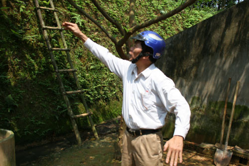 Ông Lâm chỉ cho chúng tôi xem vị trí đã đào lên được cả yến vàng