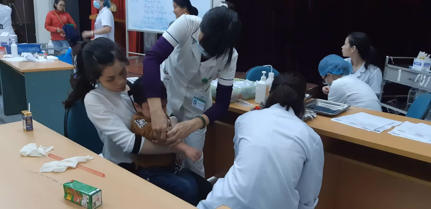 3 giờ sáng dân Bắc Ninh xếp hàng trong mưa rét chờ xét nghiệm sán lợn ảnh 5