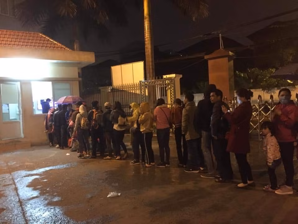 3 giờ sáng dân Bắc Ninh xếp hàng trong mưa rét chờ xét nghiệm sán lợn ảnh 2