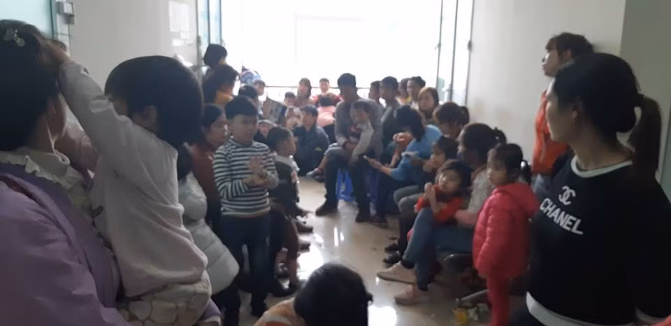 3 giờ sáng dân Bắc Ninh xếp hàng trong mưa rét chờ xét nghiệm sán lợn ảnh 4