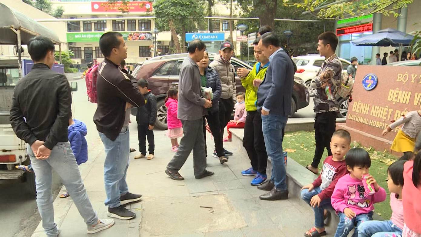 Cả nghìn trẻ Bắc Ninh về Hà Nội xét nghiệm sán lợn: BV không còn chỗ chen chân ảnh 6