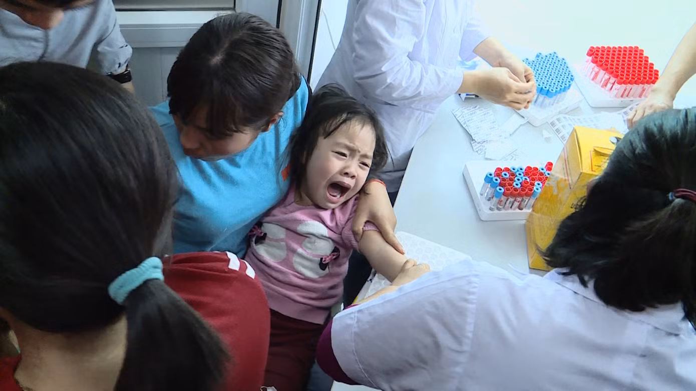 Cả nghìn trẻ Bắc Ninh về Hà Nội xét nghiệm sán lợn: BV không còn chỗ chen chân ảnh 8