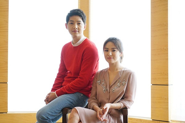 Cặp đôi ‘Hậu duệ Mặt trời’ thân mật, tình tứ tại Hồng Kông ảnh 4