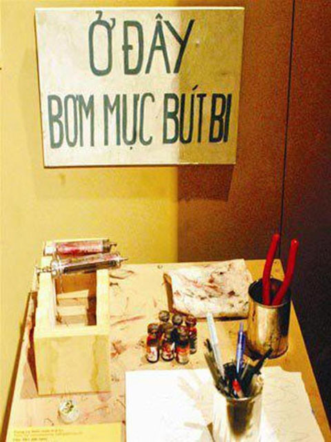 Một cửa hàng bơm mực bút bi. Thời bao cấp, những chiếc bút bi được tái sử dụng nhiều lần bằng cách bơm mực vào ruột bút. Nhiều gia đình sống nhờ nghề bơm mực bút bi