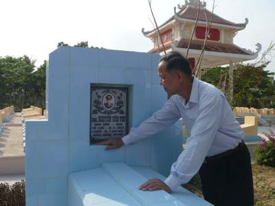 Bên mộ người thân