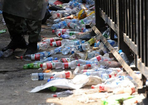 Hàng đống vỏ chai nước bị ném bên ngoài hàng rào của đại sứ quán Nhật ở Bắc Kinh. Sáng nay, hàng trăm người lại tiếp tục tụ tập gần khu vực này