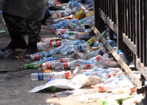 Hàng đống vỏ chai nước bị ném bên ngoài hàng rào của đại sứ quán Nhật ở Bắc Kinh. Sáng nay, hàng trăm người lại tiếp tục tụ tập gần khu vực này