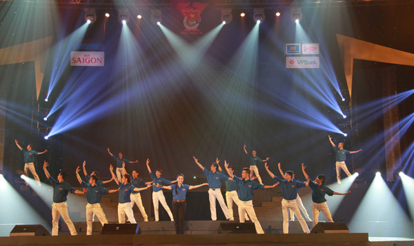 Cẩm Ly xuất hiện tươi trẻ trong màu áo xanh tình nguyện. Ảnh: Trường Phong