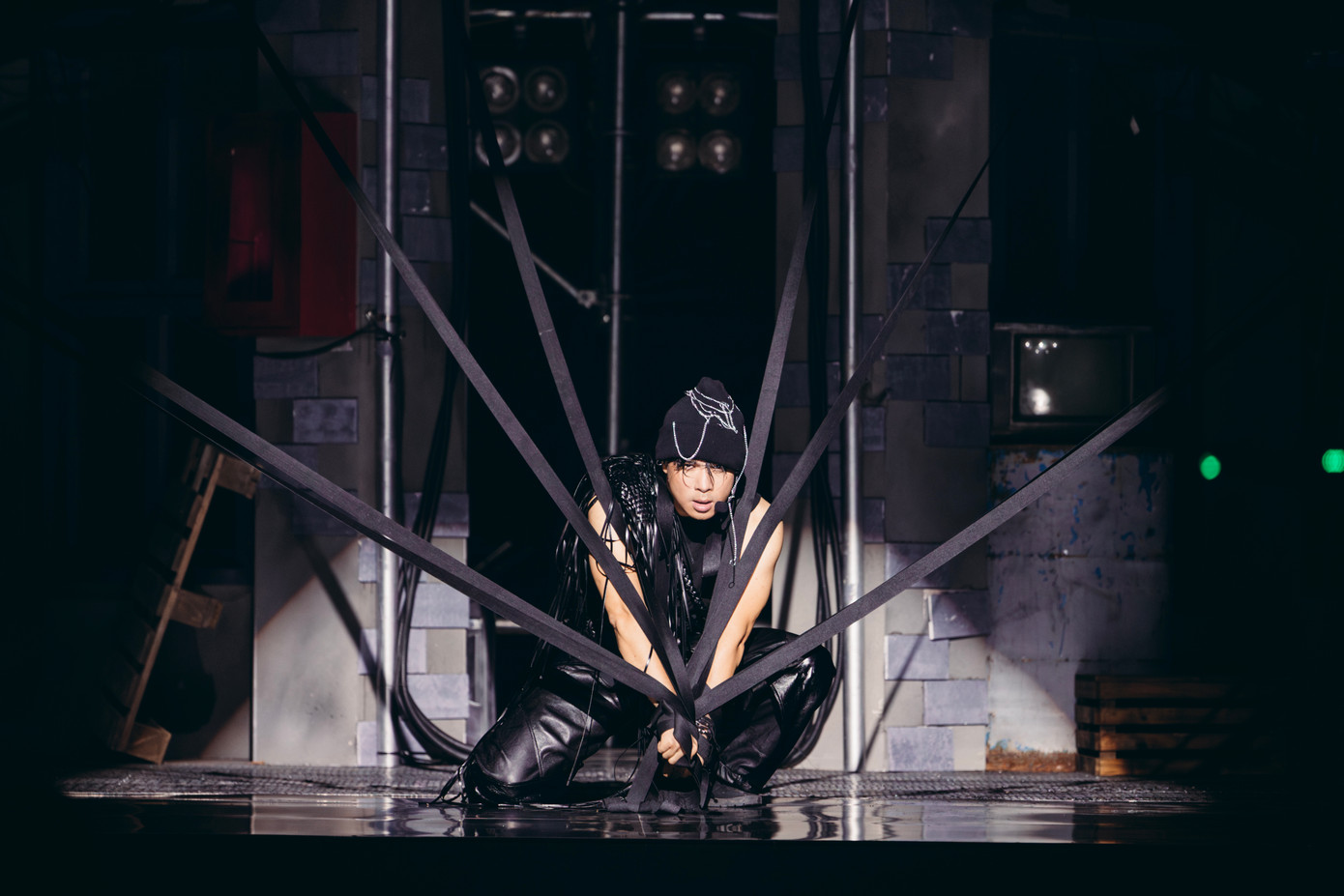 Trương Thế Vinh và chiếc mũ ám quẻ. Ảnh: BTC Trương Thế Vinh và chiếc mũ ám quẻ. Ảnh: BTC