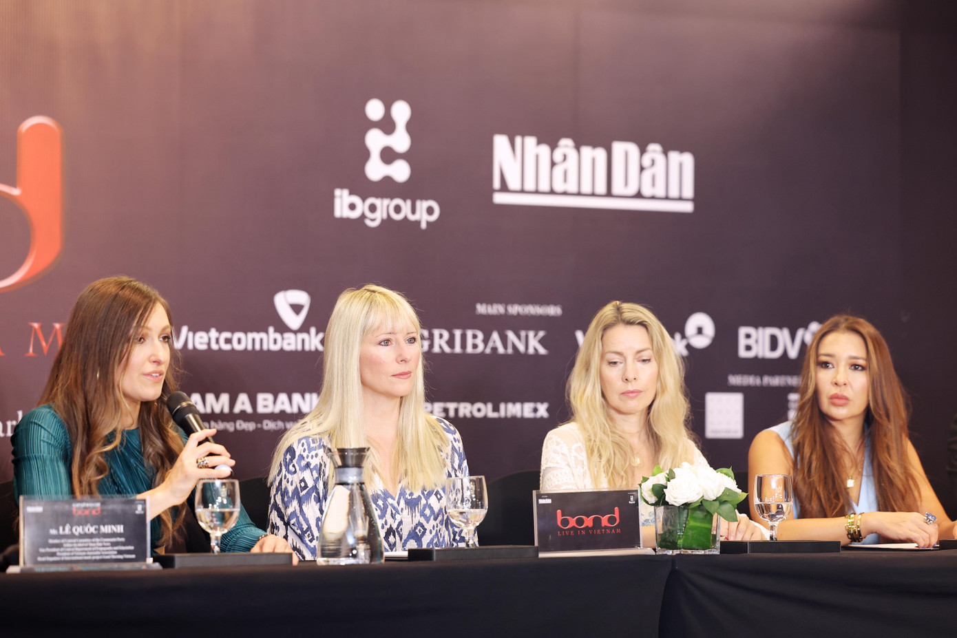 Các thành viên Bond bày tỏ sự xúc động trước những hình ảnh cho thấy sức tàn phá của bão YAGI tại Việt Nam. Ảnh: BTC. Các thành viên Bond bày tỏ sự xúc động trước những hình ảnh cho thấy sức tàn phá của bão YAGI tại Việt Nam. Ảnh: BTC.