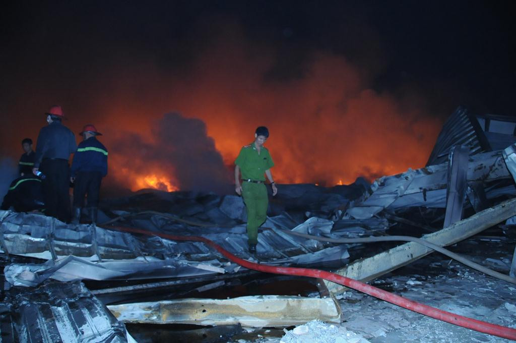 Hơn 100 cán bộ, chiến sĩ Cảnh sát PCCC, công an của tỉnh Bắc Ninh và các tỉnh lân cận đã được huy động để dập lửa