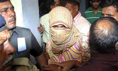 Nghi phạm hãm hiếp Gubiya bị dẫn giải. Nghi phạm hãm hiếp Gubiya bị dẫn giải