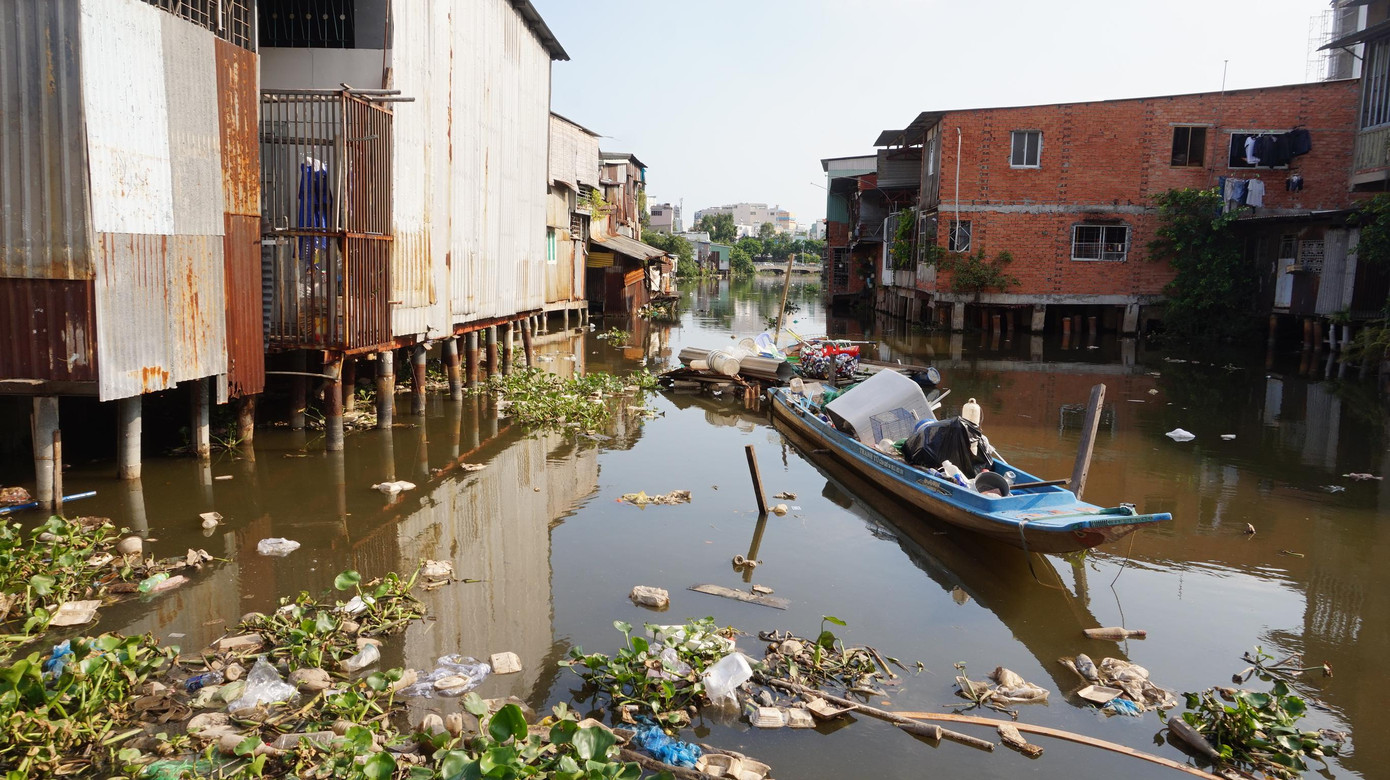 Con kênh Xuyên Tâm bị lấn chiếm, rác thải ngập kênh.