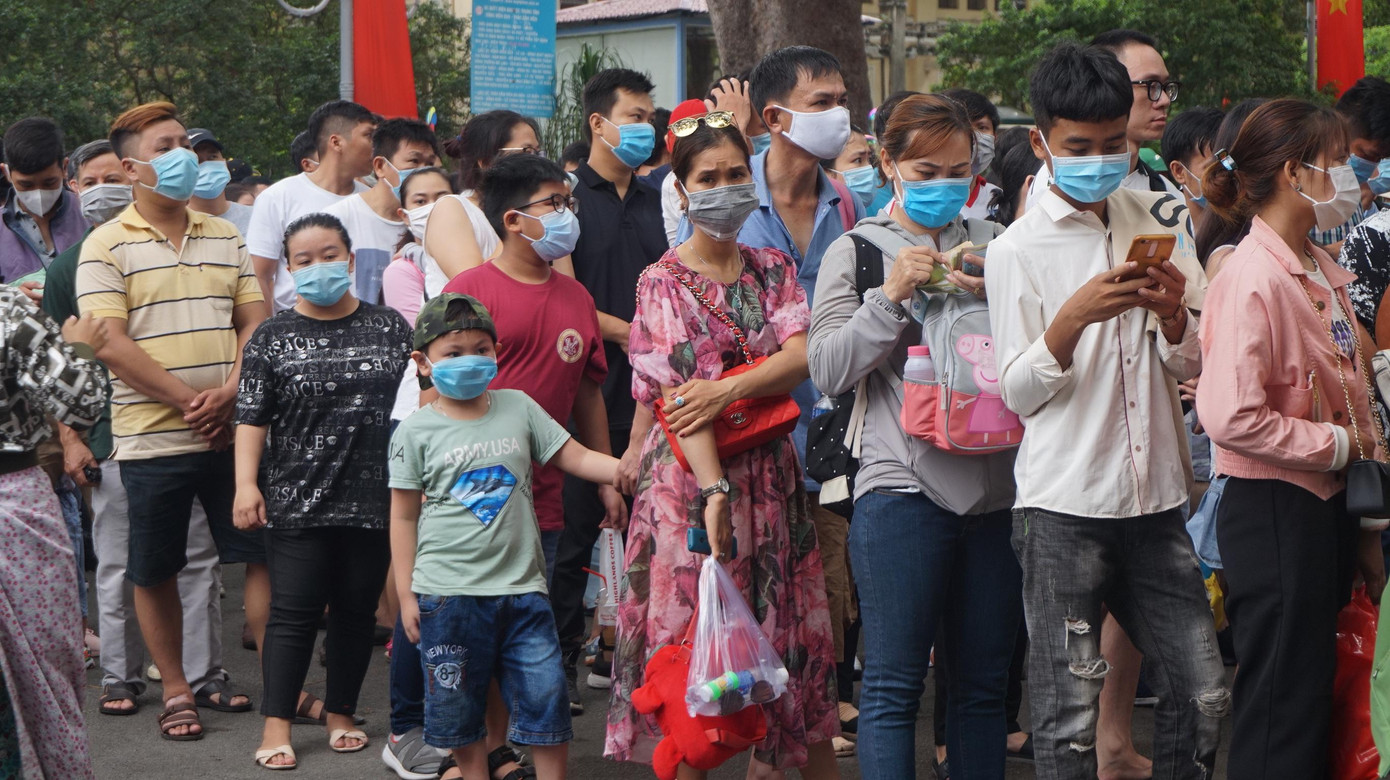 Người dân xếp hàng mua vé vào cổng.