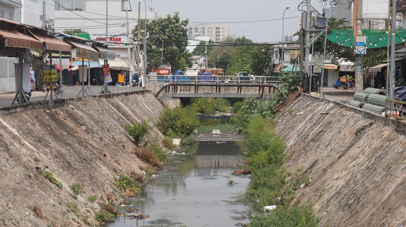 Kênh Hy Vọng mùa khô cạn nước