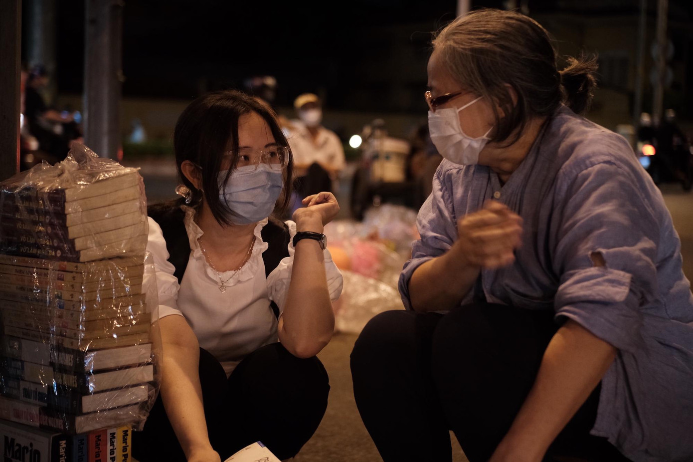 Khách hàng của bà chủ yếu là các bạn trẻ.