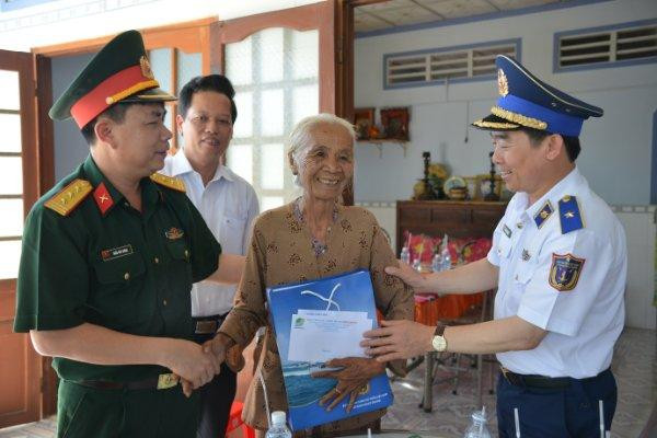 Bộ Tư lệnh cảnh sát biển phối hợp với các đơn vị đồng hành tặng quà cho người dân.