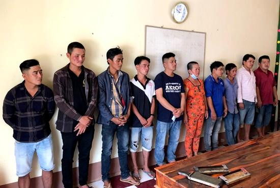 Các đối tượng trong đường dây tổ chức cho người khác xuất cảnh trái phép. Ảnh CA