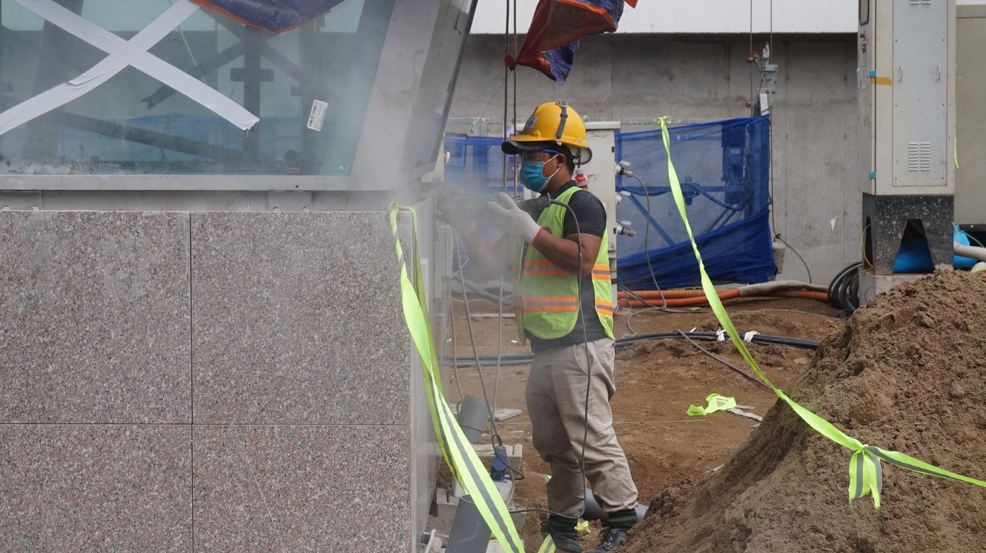 Đoạn đường Lê Lợi đến đường Nguyễn Huệ và đường Pasteur, công nhân đang được khẩn trương thi công tái lập mặt đường.