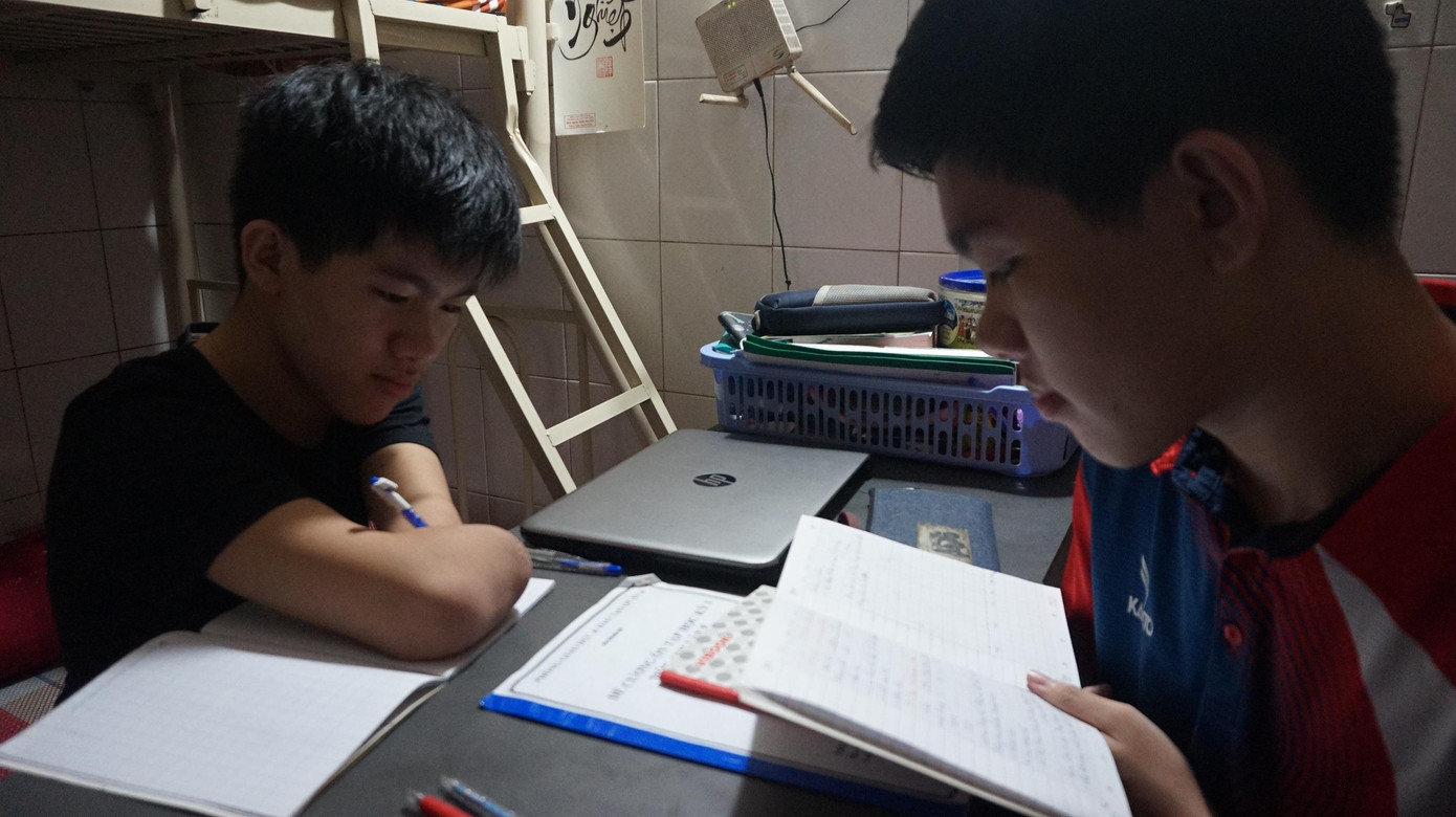 Hai anh em cùng nhau học trong căn nhà trọ. Hai anh em cùng nhau học trong căn nhà trọ.