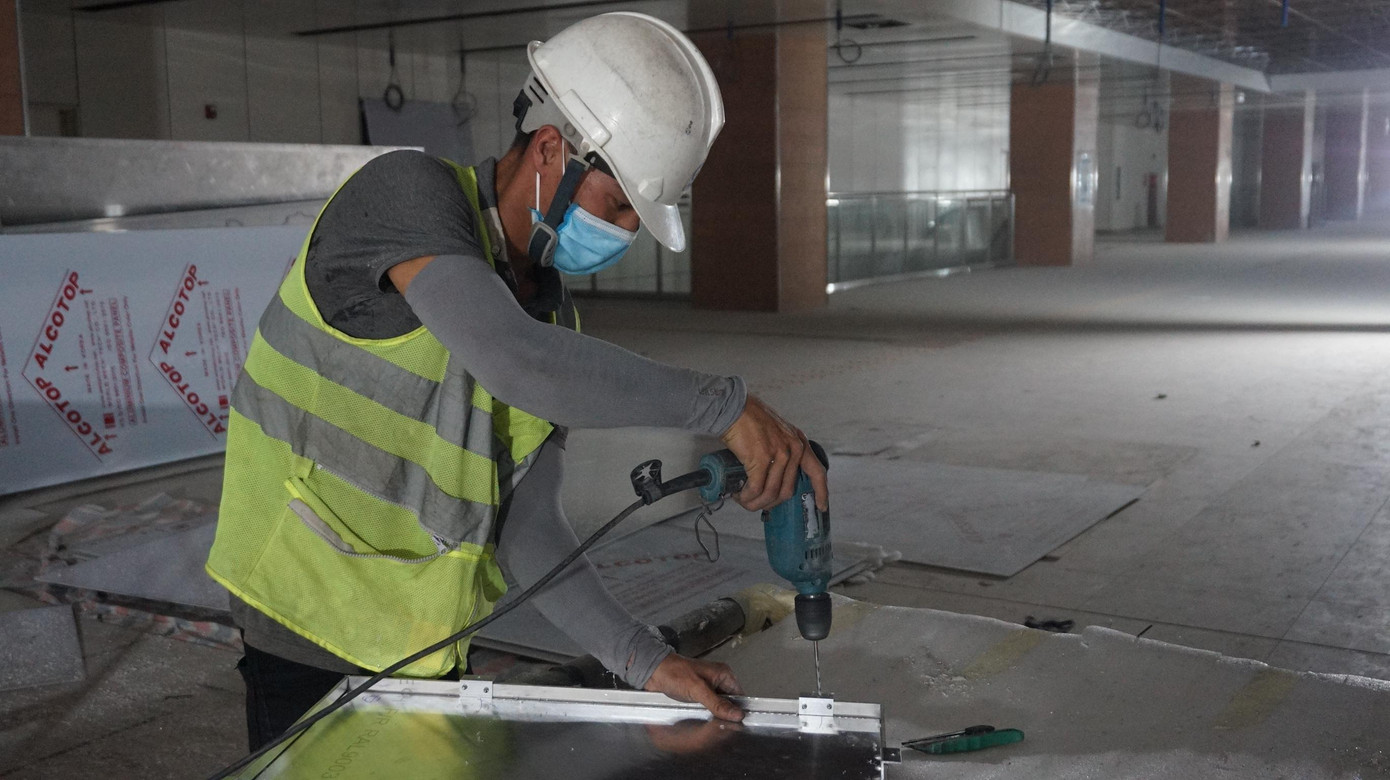 Dưới nhà ga ngầm tuyến metro.