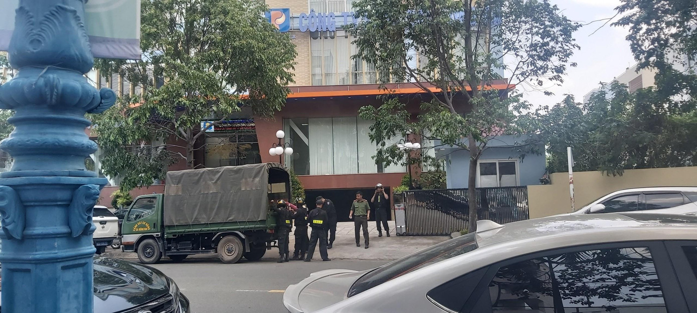 Lực lượng cảnh sát khám xét Công ty xăng dầu Long An sáng 15/4. Ảnh CTV