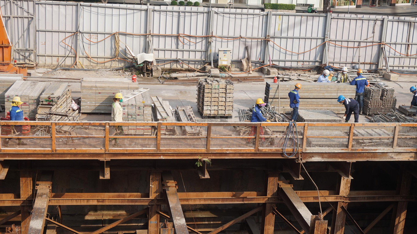 Công nhân đang gấp rút thi công trên tuyến Metro số 1. Ảnh Chang Chang Công nhân đang gấp rút thi công trên tuyến Metro số 1. Ảnh Chang Chang