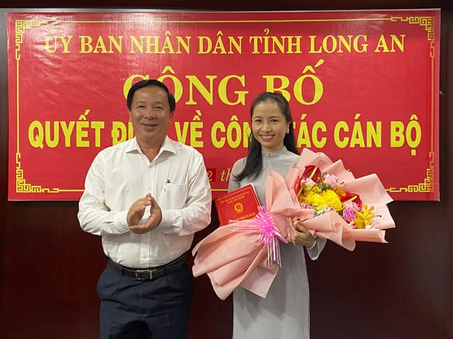 Chủ tịch UBND tỉnh Long An Nguyễn Văn Út trao quyết định điều động, bổ nhiệm bà Trần Ngọc Uyển (Phó Bí thư tỉnh Đoàn Long An) giữ chức vụ Phó Giám đốc Sở Ngoại vụ. Ảnh UBND tỉnh Long An