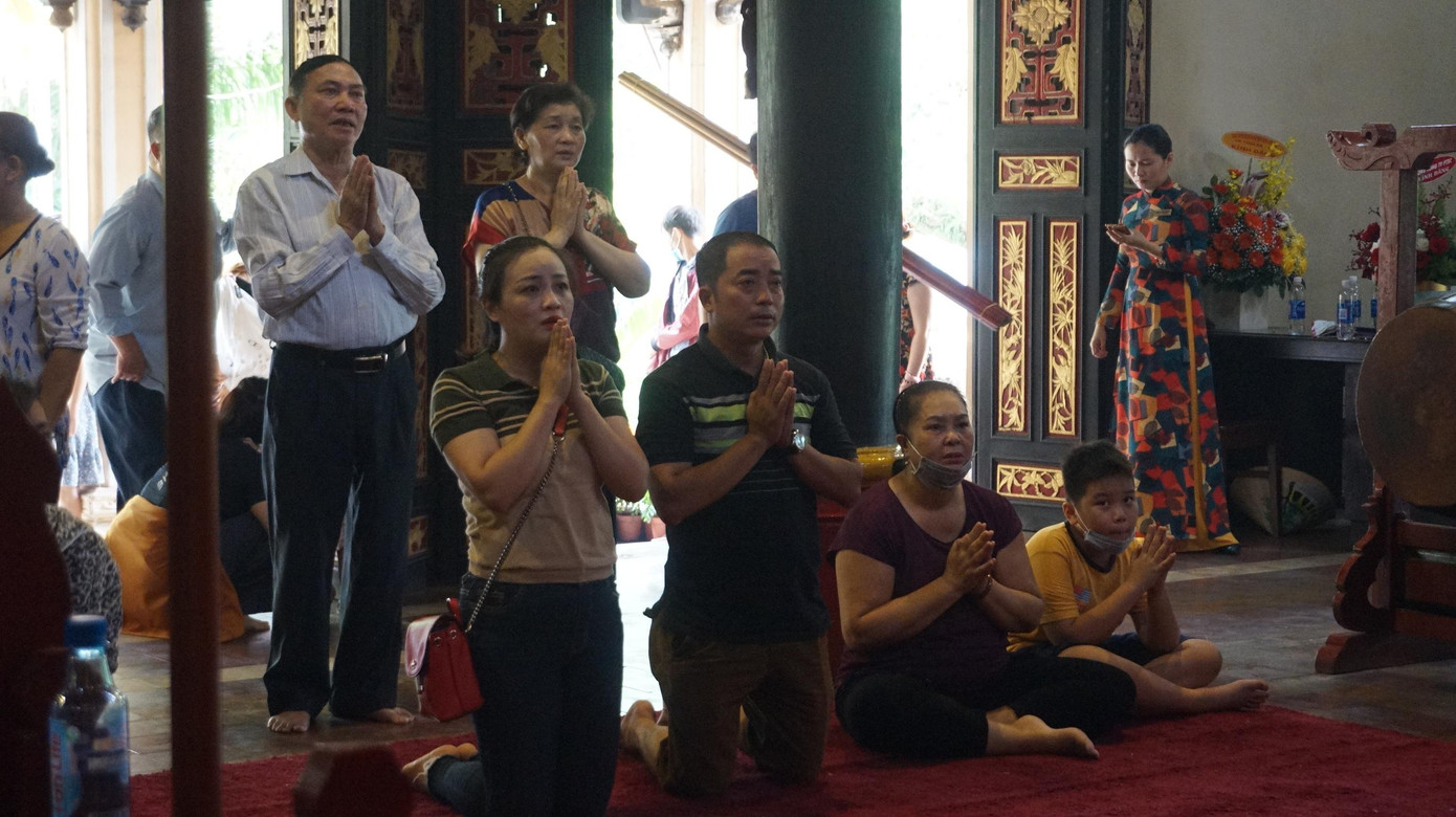 Người dân đến thắp nhang tưởng nhớ các Vua Hùng.