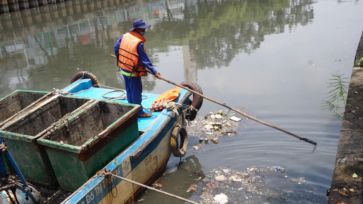 Trong hai ngày 3/4 và 4/4 đã vớt được hơn 7 tấn cá chết. Trong hôm nay 5/4, số cá chết vớt được ước khoảng 7 tấn nữa
