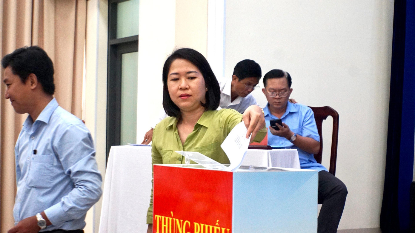 Các đại biểu bỏ phiếu thông qua danh sách.