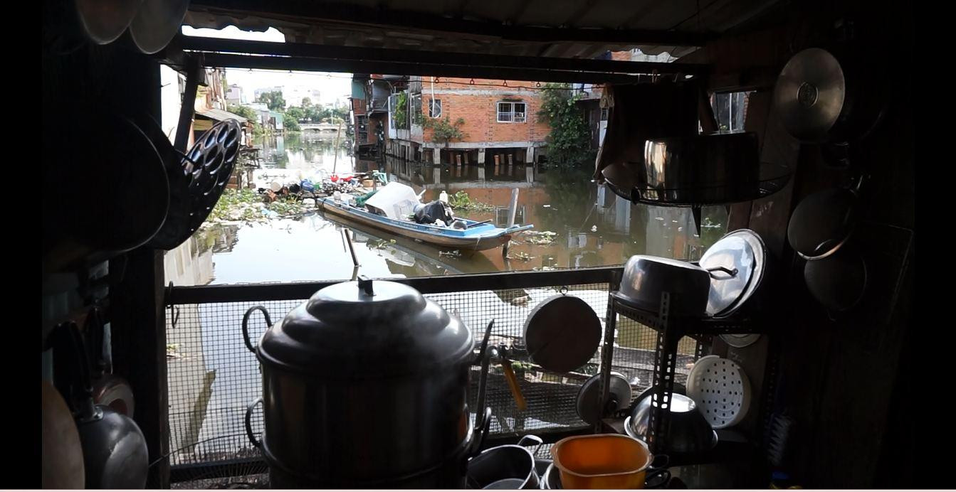 Từ căn bếp nhìn ra con kênh bị ô nhiễm.