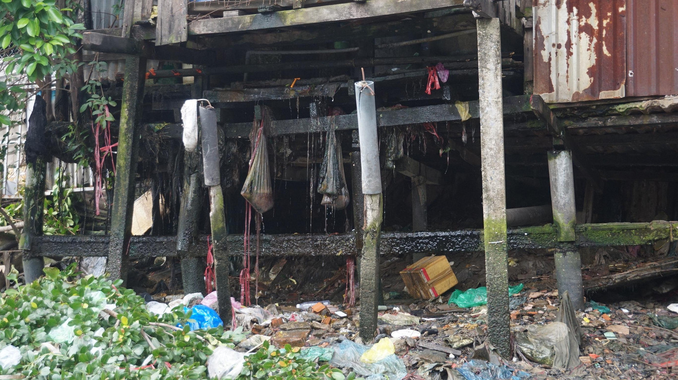 Nước thải, rác vứt xuống kênh ngày một ô nhiễm nặng nề.