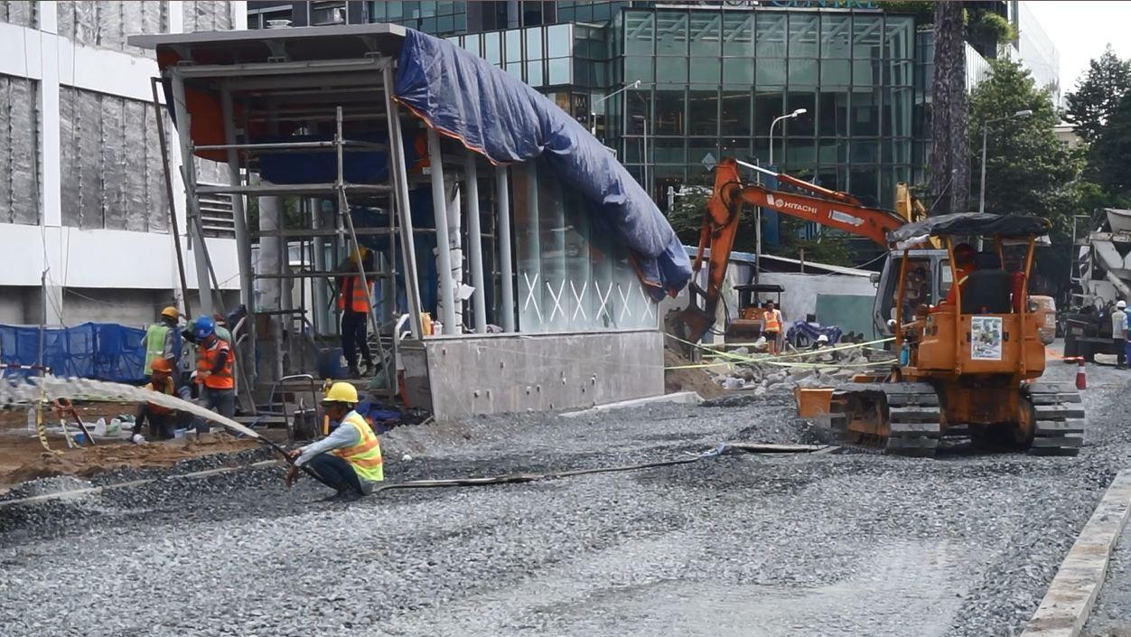 Hàng chục công nhân tất bật làm việc trên công trường metro trong những ngày qua.