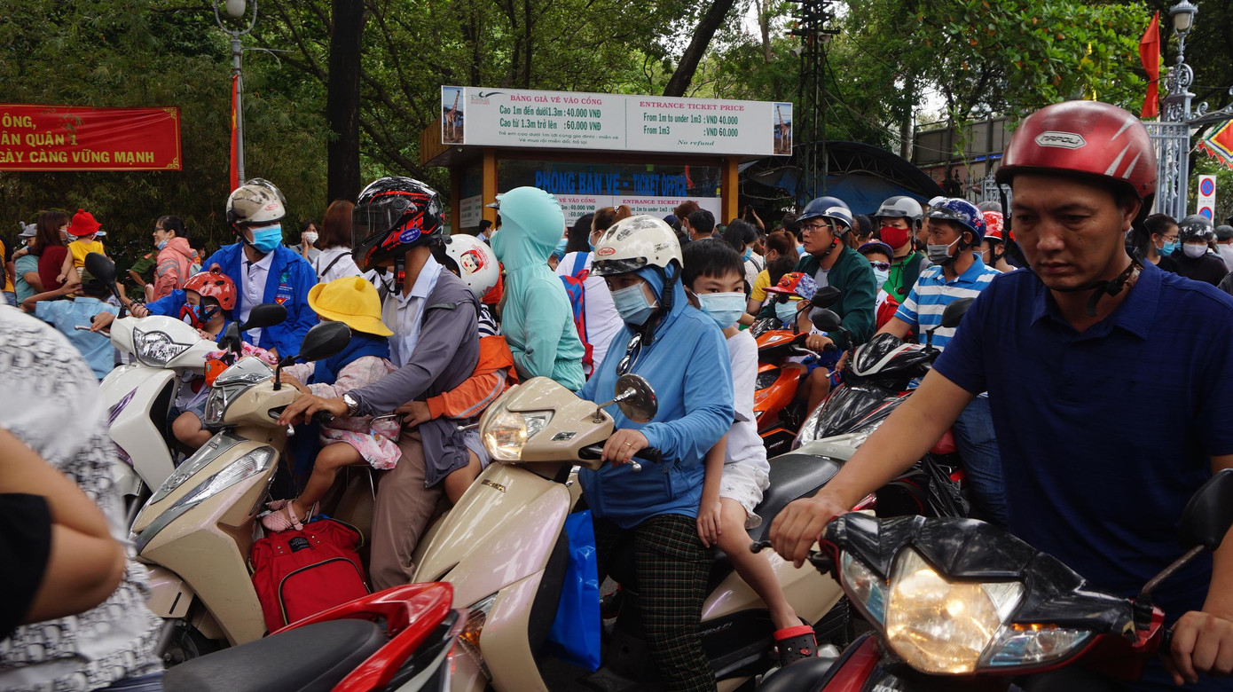 Người dân đi chơi lễ chỉ có 1 ngày nên họ chọn các điểm vui chơi trong thành phố và di chuyển chủ yếu bằng xe máy.