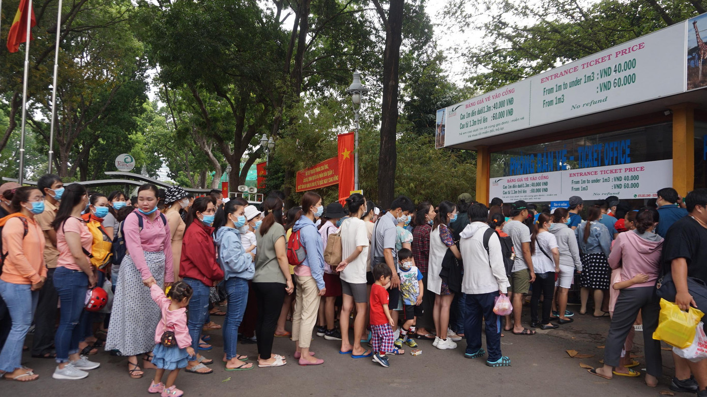 Chen chân xếp hàng trước cổng chờ mua vé.