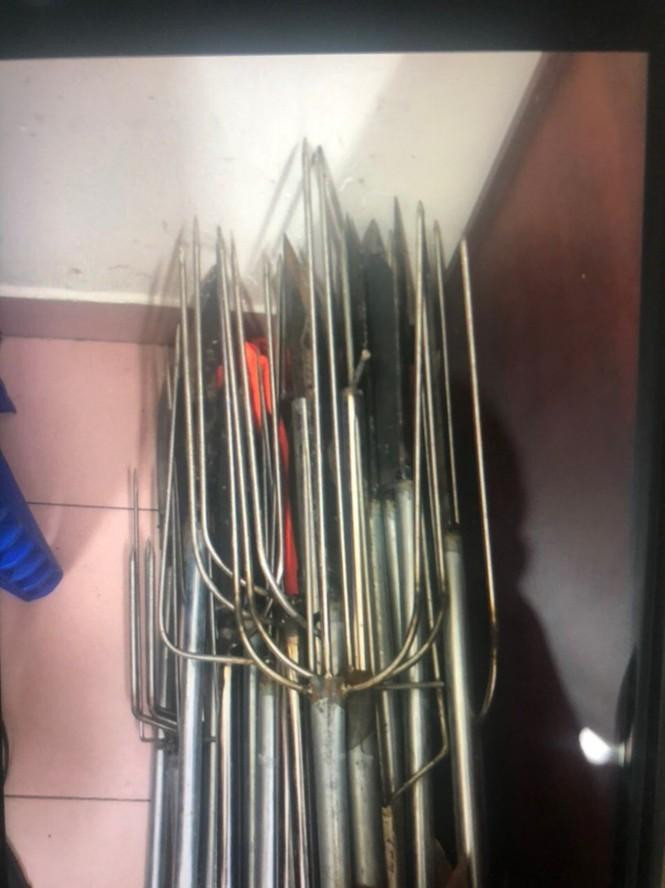 Hung khí các đối tượng gây án. Ảnh CA Hung khí các đối tượng gây án. Ảnh CA