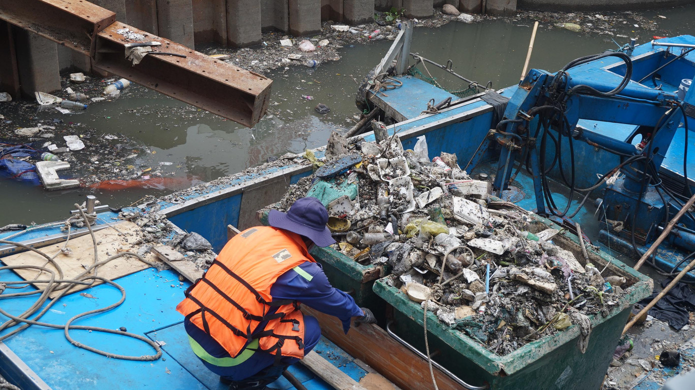 Công nhân vớt cá chết dưới kênh chiều 5/4.