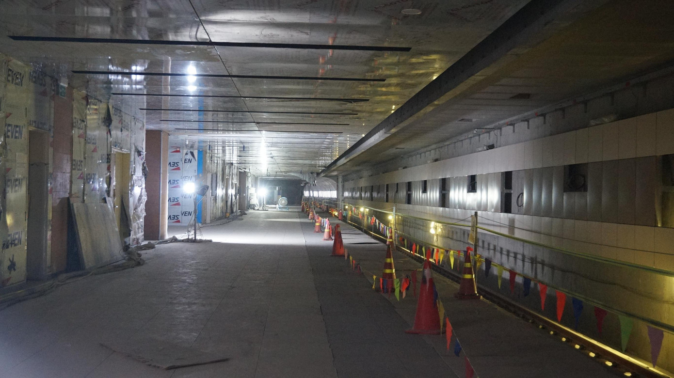 Các tầng ngầm bên dưới nhà ga, công tác kiến trúc và cơ điện vẫn đang được nhà thầu tiếp tục hoàn thiện.