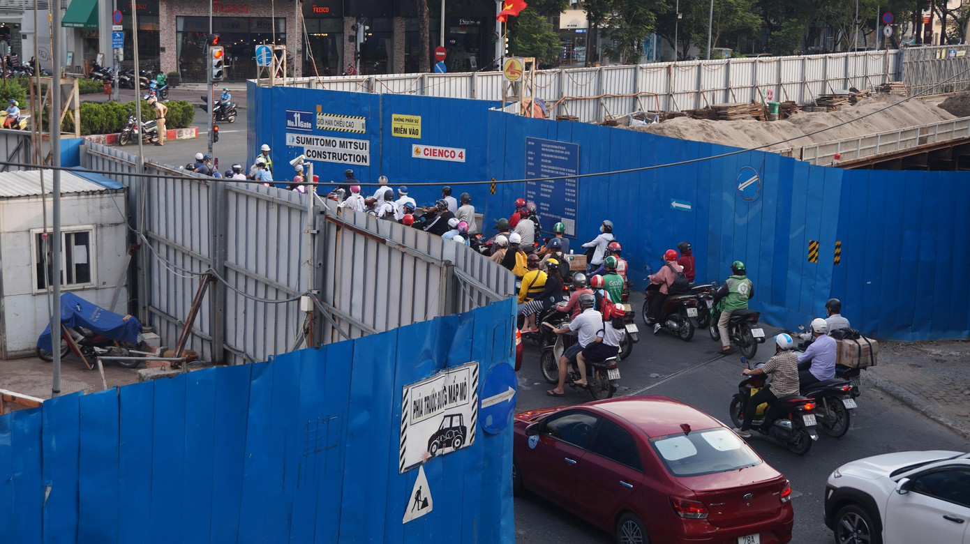 Dòng xe cộ lưu thông thường xuyên bị kẹt cứng thế này sẽ sớm được giải phóng sau khi tháo dỡ hàng rào chắn. Ảnh Chang Chang Dòng xe cộ lưu thông thường xuyên bị kẹt cứng thế này sẽ sớm được giải phóng sau khi tháo dỡ hàng rào chắn. Ảnh Chang Chang