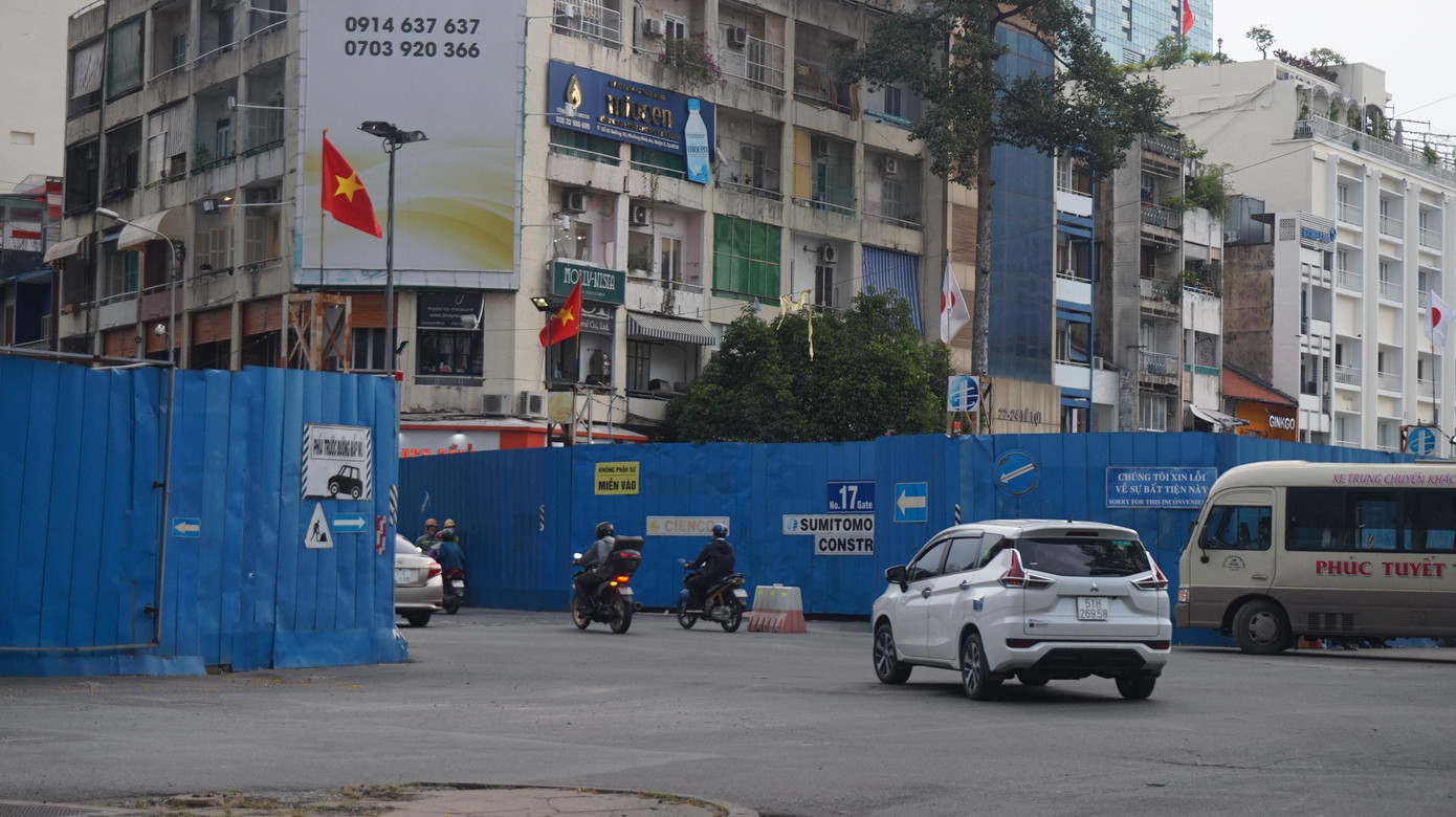 Các hàng quán hai bên tuyến đường Lê Lợi sớm trở lại hoạt động. Các hàng quán hai bên tuyến đường Lê Lợi sớm trở lại hoạt động.