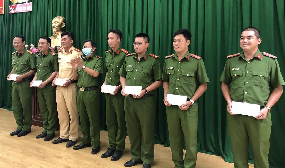 Hỗ trợ kinh phí cho cán bộ chiến sĩ. Ảnh CA