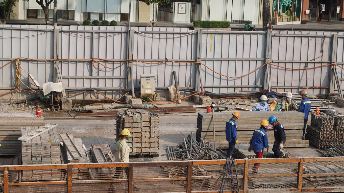 Hiện nay trên tuyến đường Lê Lợi, công tác thi công tái lập như phá vỡ sàn tạm, cắt tường vây, đắp cát, cống thoát nước... Hiện nay trên tuyến đường Lê Lợi, công tác thi công tái lập như phá vỡ sàn tạm, cắt tường vây, đắp cát, cống thoát nước...