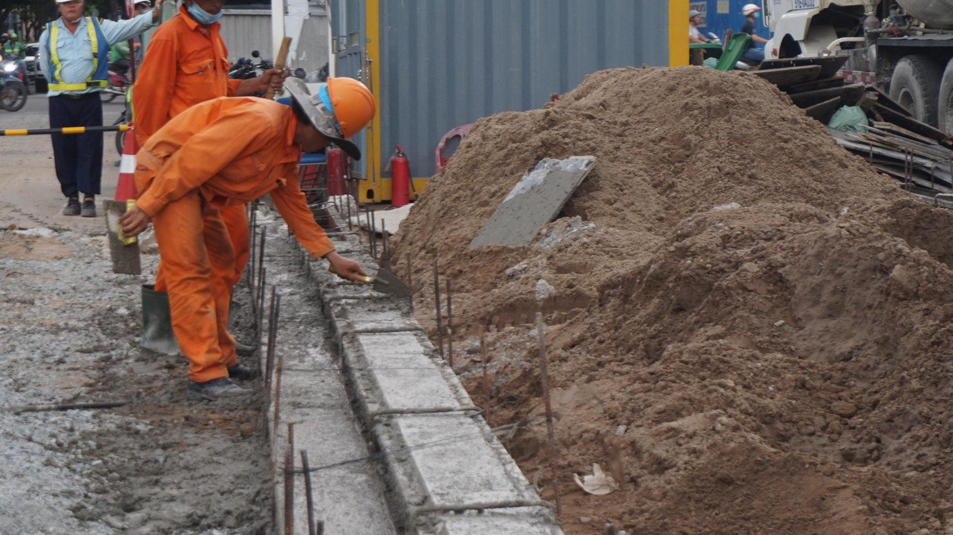 Công nhân đang khẩn trương thi công để sớm trả lại mặt đường.