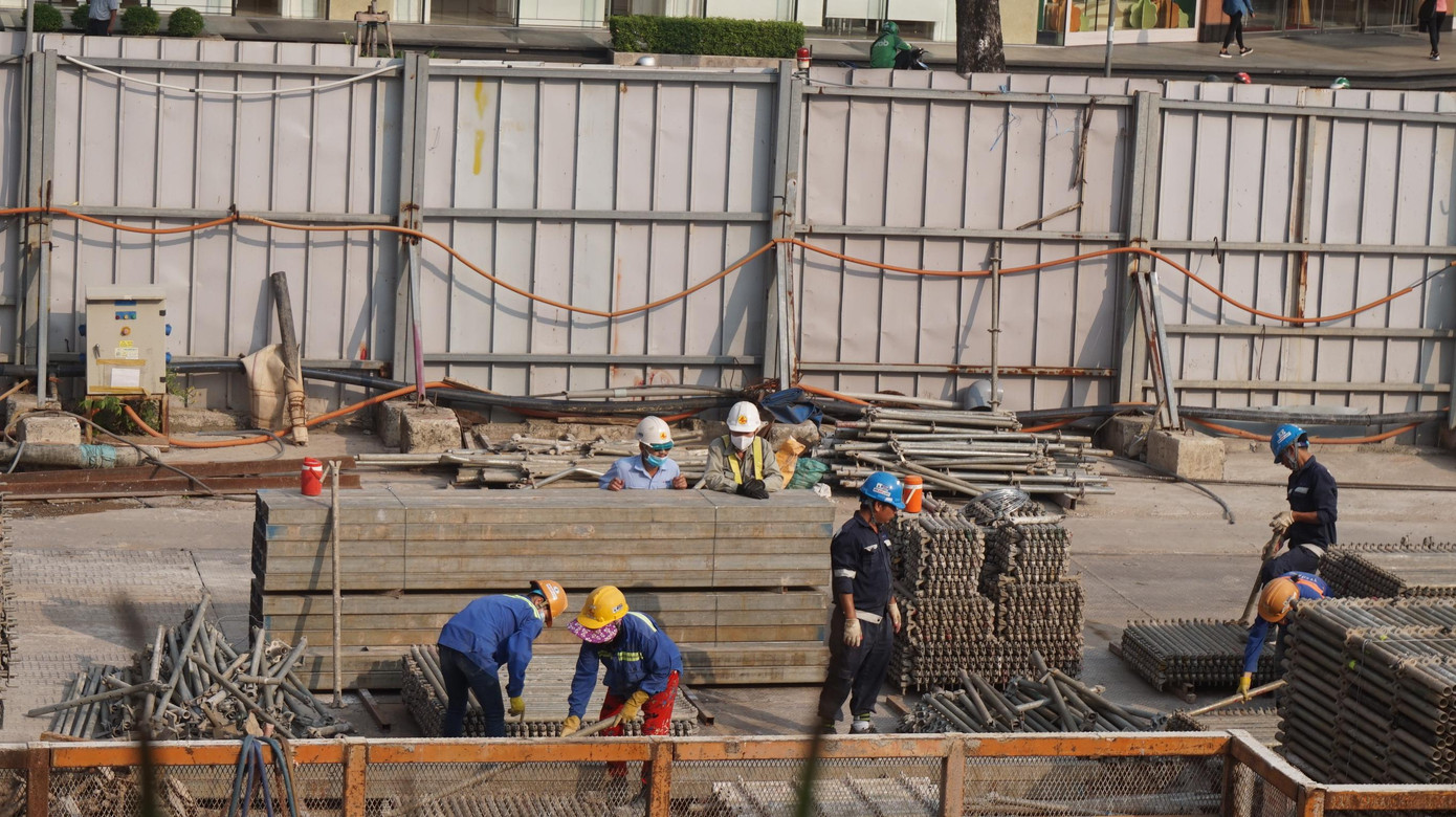 Đang được công nhân khẩn trương thực hiện. Đang được công nhân khẩn trương thực hiện.