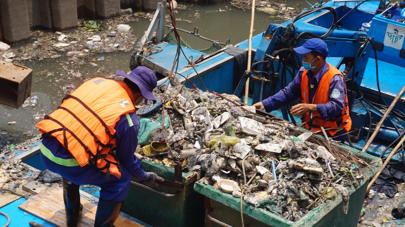 Hai cơn mưa trái mùa trong ngày 2/4 và 4/4 đã làm chết hàng tấn cá dưới kênh.