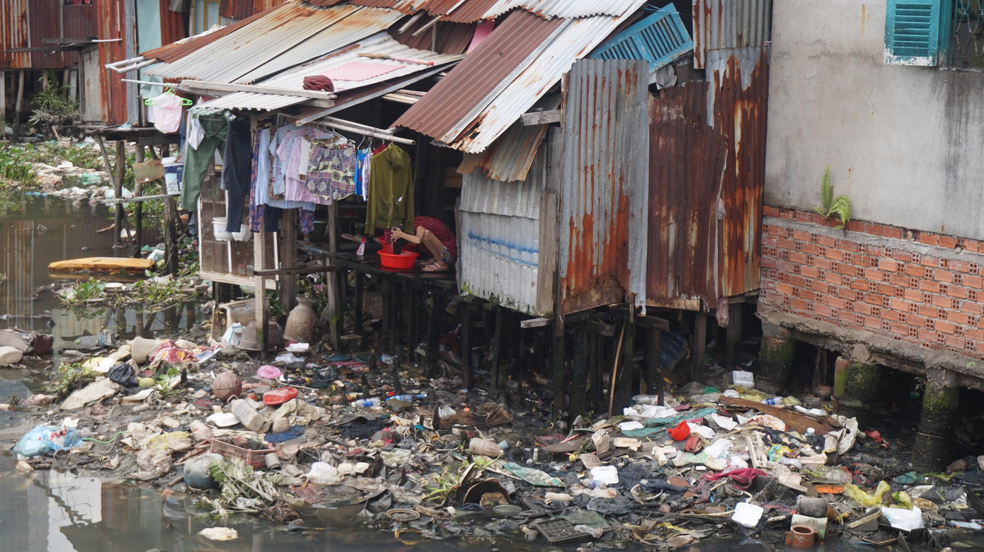 Người dân sống chung với rác thải, nước hôi thối thế này suốt nhiều năm.