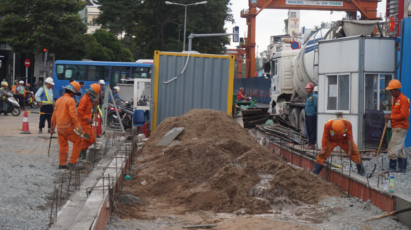 Toàn bộ hàng rào chắn bên trên ga Nhà hát TPHCM đường Lê Lợi đoạn từ Nguyễn Huệ đến Pasteur sẽ được tháo dỡ hoàn trả lại mặt bằng.